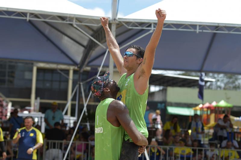 Título da primeira etapa do Circuito Brasileiro de vôlei de praia é presente de Arthur Lanci para a avó  